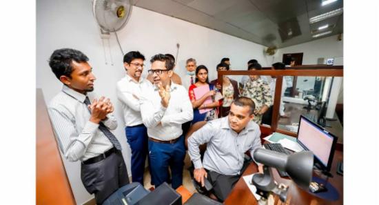 මෝටර් රථ දෙපාර්තමේන්තුවේ වේරහැර ශාඛාවට ගිය පිරිස..